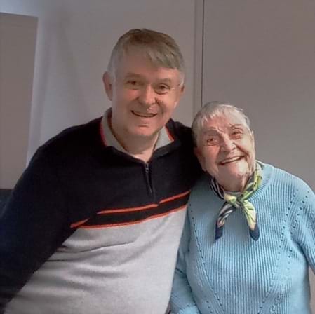 Gertrud Wiget mit Christian Blattner am ProSenectute Smartphonekus