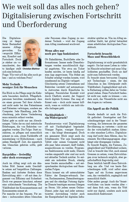Zeitungsartikel mit dem Titel „Wie weit soll das alles noch gehen? Digitalisierung zwischen Fortschritt und Überforderung“ von Christian Blattner. Der Artikel beleuchtet die Vor- und Nachteile der Digitalisierung anhand praxisnaher Beispiele aus Pflege, Behörden, Banken und dem Alltag. Thematisiert werden die zunehmende Abhängigkeit von Apps und digitalen Dienstleistungen, die Auswirkungen auf ältere Menschen, Nachhaltigkeitsfragen, den steigenden Energieverbrauch digitaler Infrastrukturen sowie die Bedeutung von Menschlichkeit und Wahlfreiheit. Abschließend enthält der Beitrag einen Appell an Politik und Gesellschaft, Digitalisierung verantwortungsvoll, inklusiv und mit Augenmaß zu gestalten. Links im Artikel ist ein Porträtfoto des Autors Christian Blattner abgebildet.